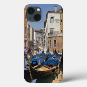 Italien, Venedig, Gondeln am Kanal vertäut iPhone 13 Hülle