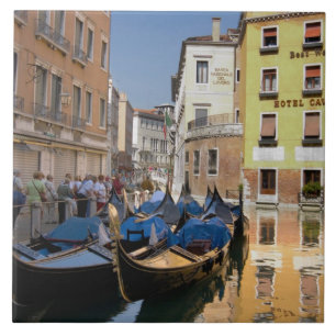 Italien, Venedig, Gondeln am Kanal vertäut Fliese
