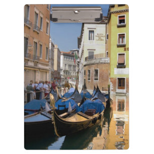 Italien, Venedig, Gondeln am Kanal vertäut Klemmbrett