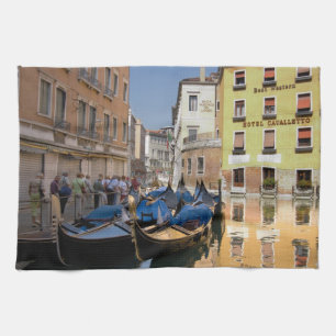 Italien, Venedig, Gondeln am Kanal vertäut Küchentuch