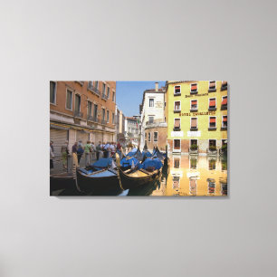 Italien, Venedig, Gondeln am Kanal vertäut Leinwanddruck