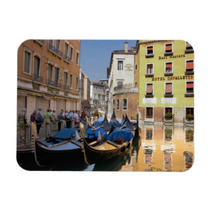 Italien, Venedig, Gondeln am Kanal vertäut Magnet