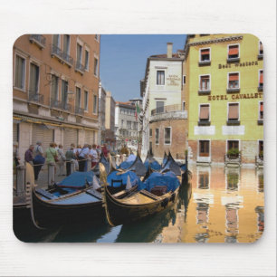 Italien, Venedig, Gondeln am Kanal vertäut Mousepad