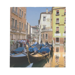 Italien, Venedig, Gondeln am Kanal vertäut Notizblock