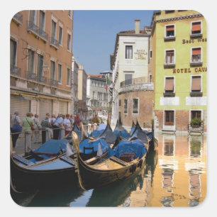 Italien, Venedig, Gondeln am Kanal vertäut Quadratischer Aufkleber
