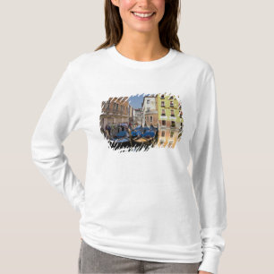 Italien, Venedig, Gondeln am Kanal vertäut T-Shirt