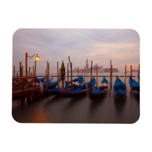 Italien, Venedig. Gondeln in der Dämmerung veranke Magnet