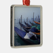 Italien, Venedig. Gondeln. Silbernes Ornament (Rechts)