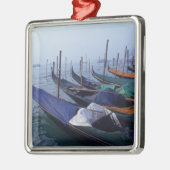 Italien, Venedig. Gondeln. Silbernes Ornament (Links)