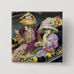 Italien, Venedig. In Kostümen gekleideter Paar f Button