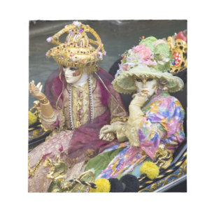 Italien, Venedig. In Kostümen gekleideter Paar f Notizblock