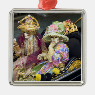 Italien, Venedig. In Kostümen gekleideter Paar f Ornament Aus Metall