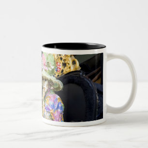 Italien, Venedig. Paar in Kostümen für Zweifarbige Tasse