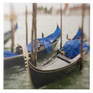 Italien, Venedig, Selektiver Fokus auf Gondel in d Fliese