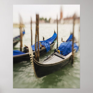 Italien, Venedig, Selektiver Fokus auf Gondel in d Poster