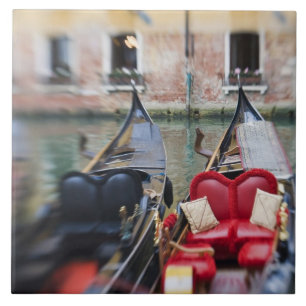 Italien, Venedig, Selektiver Fokus von Gondola in Fliese