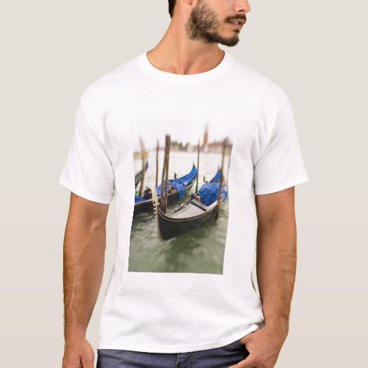 Italien, Venedig, Selektiver Fokus von Gondola in  T-Shirt (Vorderseite)