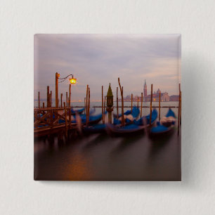 Italien, Venedig. Verankerte Gondeln in der Dämmer Button
