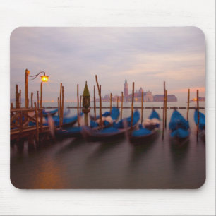 Italien, Venedig. Verankerte Gondeln in der Dämmer Mousepad
