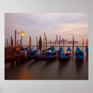 Italien, Venedig. Verankerte Gondeln in der Dämmer Poster