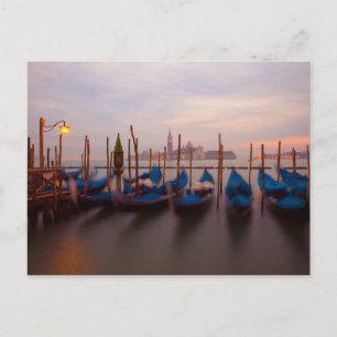 Italien, Venedig. Verankerte Gondeln in der Dämmer Postkarte
