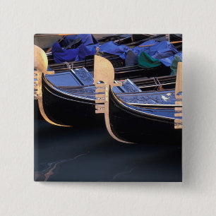 Italien, Venetien, Venedig. Reihe von Gondeln. Button