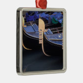 Italien, Venetien, Venedig. Reihe von Gondeln. Silbernes Ornament (Rechts)