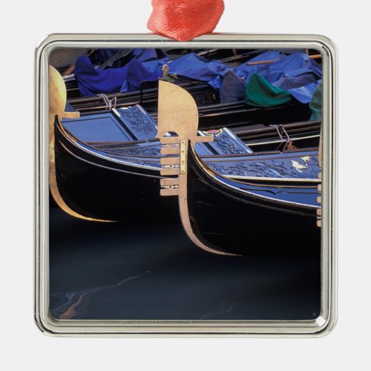 Italien, Venetien, Venedig. Reihe von Gondeln. Silbernes Ornament (Vorne)