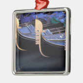 Italien, Venetien, Venedig. Reihe von Gondeln. Silbernes Ornament (Links)