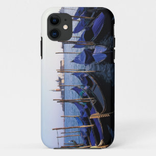 Italien, Venetien, Venedig, Reihe von Gondeln und iPhone 11 Hülle