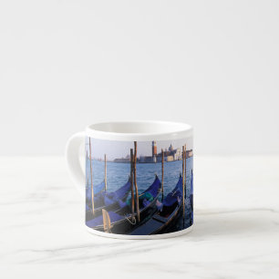 Italien, Venetien, Venedig, Reihe von Gondeln und  Espressotasse