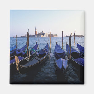 Italien, Venetien, Venedig, Reihe von Gondeln und  Magnet