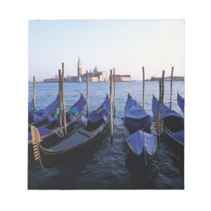 Italien, Venetien, Venedig, Reihe von Gondeln und  Notizblock