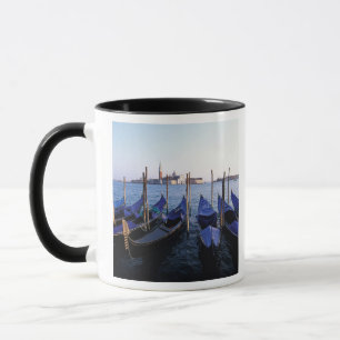 Italien, Venetien, Venedig, Reihe von Gondeln und  Tasse