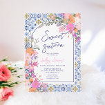 Italienisch blaue Fliesen Aquarell Blumensaft 16 Einladung<br><div class="desc">Unser italienisch-mediterran inspiriertes blaues Keramik Fliesen gepaart mit freundlich handgemalten rosa Frühlingssommer Wildblumen botanische Illustrationen schafft eine frische und moderne hübsche Sweet 16 Teenager Geburtstagsfeier, die bestimmt beeindrucken wird! Mit einer modernen Bogenform und einem eleganten Pinselskript. Beeindrucken Sie Ihre Gäste mit diesem angesagten und einzigartigen Design, das jeden zum Reden...</div>