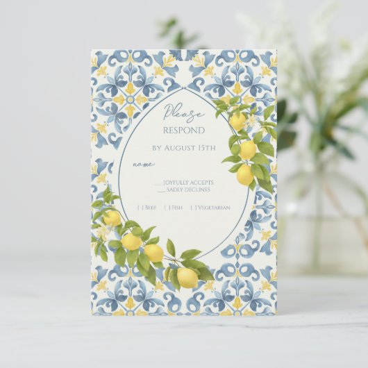 Italienisch Blue Tile Lemon Wedding RSVP Karte (Stehend Vorderseite)
