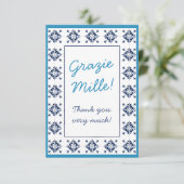 Italienisch Blue Tiles Grazie Mille Script Dankeskarte (Stehend Vorderseite)