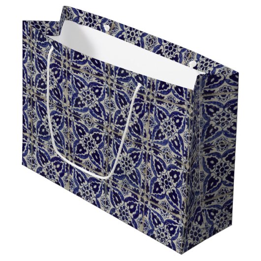 Italienisch-rustikale Tiles Azulejo Blue White Geo Große Geschenktüte (Vorderseite Schrägansicht)