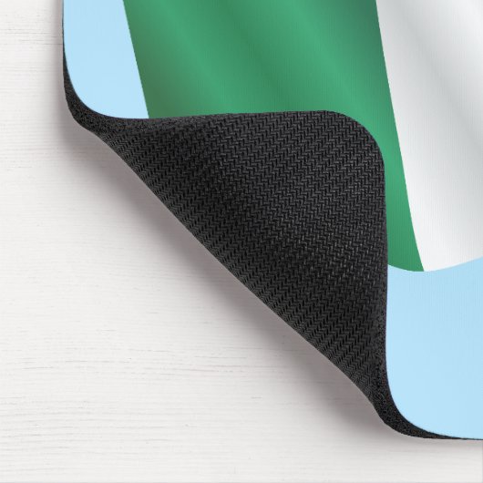 Italienische Flagge im Wind unter blauem Himmel Mousepad (Ecke)