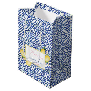 Italienische Zitronen, welche die blauen und Mittlere Geschenktüte