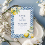 Italienischer Zitrus Lemon Blauer Tile Save the Da Einladung<br><div class="desc">Laden Sie Ihre Lieben ein,  für Ihren Hochzeitstag mit unserer Zitronenblauen Fliese Save the Date Save the Date zu gehen. Diese italienische Zitrone Save the Date bietet schöne Aquarellfarben und blaue Fliesen,  die perfekt zu Ihrer Hochzeit in Urlaubsort passen,  italienische Hochzeit oder mediterrane Sommerhochzeit!</div>