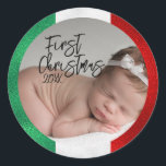 Italienisches Baby's First Christmas Runder Aufkleber<br><div class="desc">Diese niedlichen Aufkleber-Etiketten zeichnen sich durch ein italienisches Weihnachtsthema aus. In der Mitte befindet sich ein Baby-Foto, das Sie individuell gestalten können, um Ihr eigenes Foto oder ein anderes Wunschbild Ihres Babys einzubinden. Der Titel "Erste Weihnachten" wird in einem eleganten Script-Schriftart an die verlassen gedruckt, gefolgt von einem Beispieljahr. Die...</div>