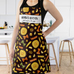 Italienisches Pasta Restaurant, Koch Nonna Custom  Schürze<br><div class="desc">Spaß Schürze mit einem Muster hausgemachten Pasta-Set vor schwarzem Hintergrund und zwei Zeilen Text nach Maß. Fügen Sie den Namen einer Person, den Namen Ihrer Nonna, den Namen des Restaurants, Cafés oder Shops hinzu oder löschen Sie den Text und das Rechteck und verwenden Sie einfach das Muster. Ideal für italienische...</div>