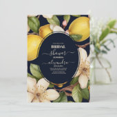 Italienisches Zitronenblumenschrift-Brautparty Einladung (Stehend Vorderseite)