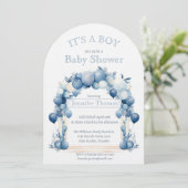 It's a BOY Blue Balloon Arch Baby Shower Einladung (Stehend Vorderseite)