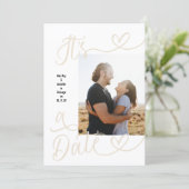 It's A Date | 4 Photo | Calligraphy Wedding Save The Date (Stehend Vorderseite)