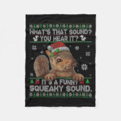 It's A Funny Squeaky Sound Christmas Squirrel Swea Fleecedecke (Vorderseite)