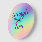 It's Always Snuggle Time! Clock Große Wanduhr (Winkel)