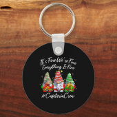 It's Fine I'm Fine Everything Cafeteria Crew Gnome Schlüsselanhänger (Vorderseite)