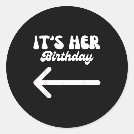 Its Her Birthday (arrow Pointing) Humor Saying Fun Runder Aufkleber (Vorderseite)